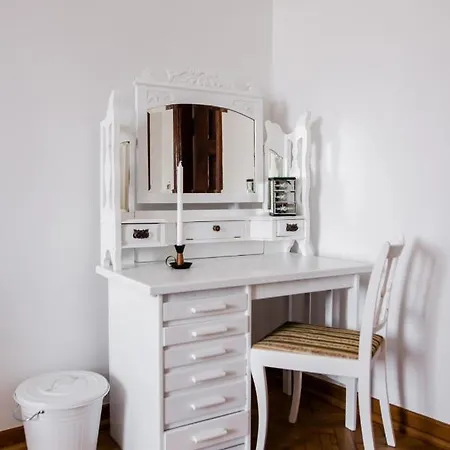 Halby Luxury Chmielna 73b * Warschau